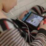 El uso de los auriculares se ha convertido en algo habitual durante la pandemia, lo que eleva el riesgo de problemas de audición en los menores