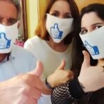 El presidente de Cantabria, Miguel Ángel Revilla, y su familia con la polémica mascarilla que el Gobierno de Cantabria ha repartidoTWITTER REVILLA13/04/2020
