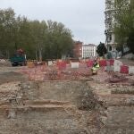 Varios obreros trabajan en las obras de Plaza de España el día en el que se reactiva la actividad laboral no esencial en las empresas cuyos empleados no puedan teletrabajar cuando se cumple un mes desde el inicio del estado de alarma decretado a consecuencia del coronavirus, en Madrid (España), a 13 de abril de 2020.13 ABRIL 2020 COVID-19;CORONAVIRUS;CONSTRUCCIÓN;PANDEMIA;OBRAS;ENFERMEDAD;OBREROSEduardo Parra / Europa Press13/04/2020