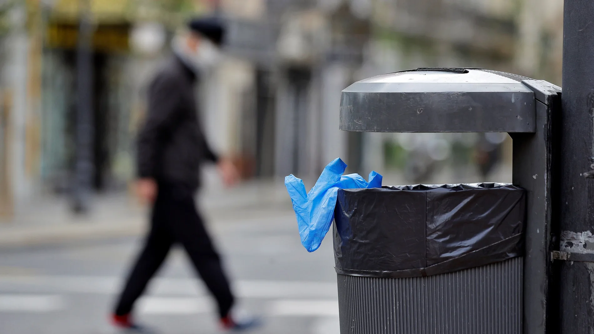 Barrendero: Hay menos basura pero más guantes tirados