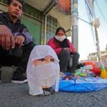 AME2546. LA PAZ (BOLIVIA), 14/04/2020.- Comerciantes ambulantes venden hoy en las calles de la ciudad de La Paz (Bolivia), unos protectores para evitar el contagio por coronavirus. Los ciudadanos tratan de contener la propagación del virus, con la cuarentena que hasta ahora tiene 354 casos de COVID-19 confirmados en el país, con 28 fallecidos, desde que el pasado 10 de marzo se dio el primer caso en el país. EFE/Martín Alipaz