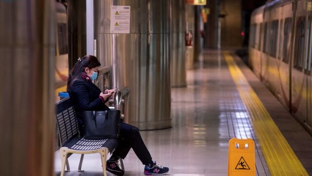 Una mujer espera en una estación en Palma