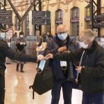 Reparto de mascarillas protectoras en la Estación del Norte de Valencia