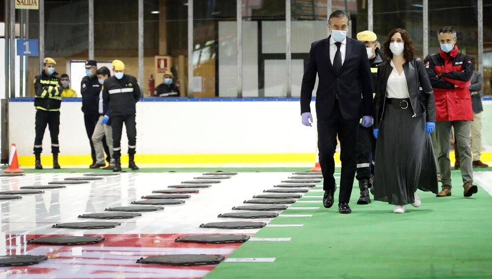 MADRID, 14/04/2020.- La presidenta de la Comunidad de Madrid, Isabel Díaz Ayuso (d), ha clausurado hoy el Palacio de Hielo de Majadahonda como recinto temporal y extraordinario habilitado para recibir a fallecidos por el coronavirus (COVID-19). EFE/Comunidad de Madrid/D.Sinova