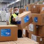 Un operario prepara material sanitario y de protección en el almacén general COVID-19 de la Junta de Castilla y León en Valladolid para ser distribuido por las diferentes provincias de la Comunidad