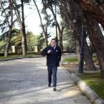 - Fotografía facilitada por el PP del presidente del Gobierno y candidato a la reelección por el partido en 2015, Mariano Rajoy, con su perro en los jardines del Palacio de la Moncloa donde aprovechó la jornada de reflexión para hacer deporte. Rajoy eligió para hoy un plan hogareño y estará todo el día en el Palacio de la Moncloa, la residencia oficial del jefe del Ejecutivo.