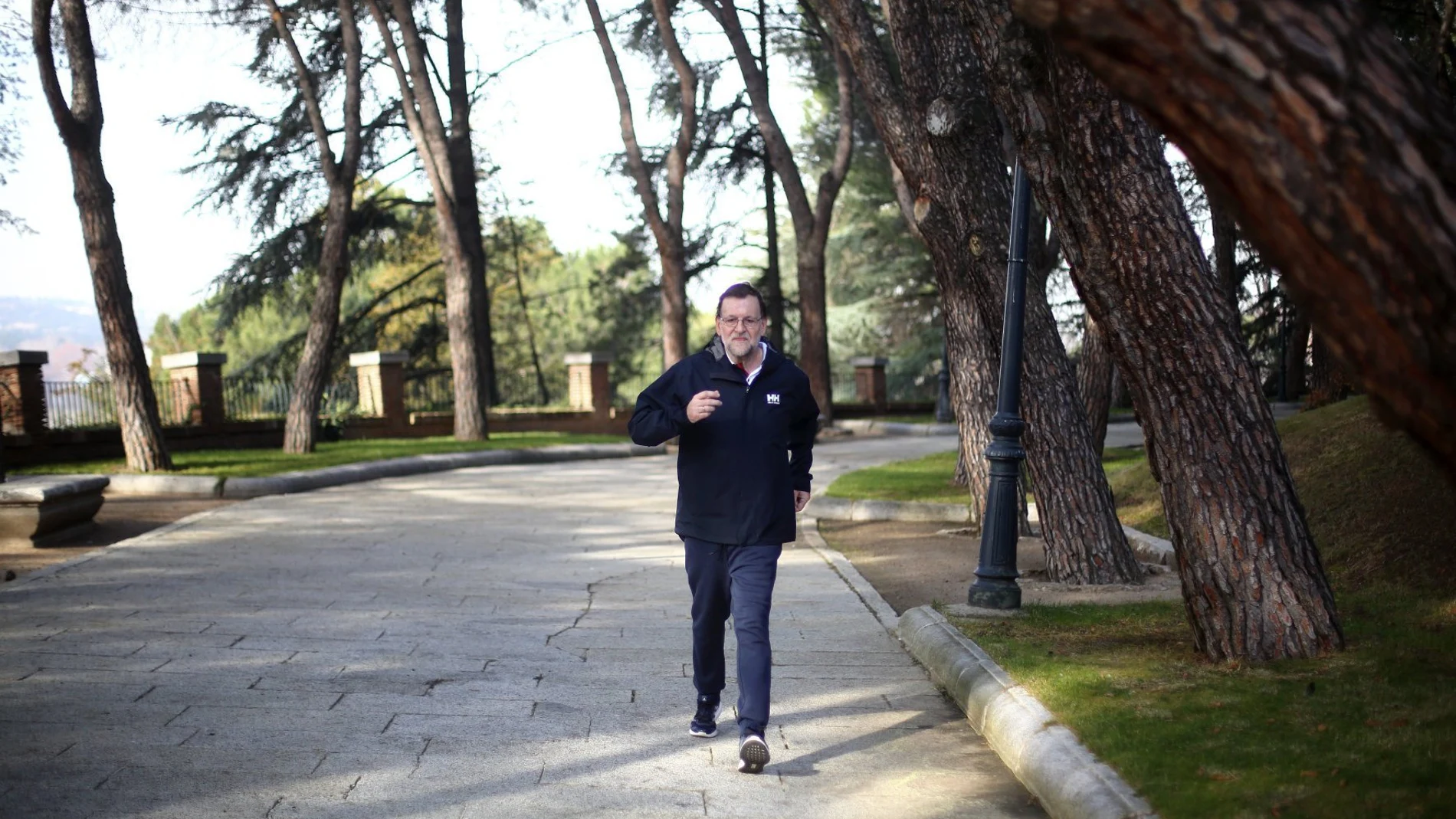 VGRA142. MADRID, 19/12/2015.- Fotografía facilitada por el PP del presidente del Gobierno y candidato a la reelección por el partido, Mariano Rajoy, con su perro en los jardines del Palacio de la Moncloa donde aprovechó la jornada de reflexión para hacer deporte. Rajoy eligió para hoy un plan hogareño y estará todo el día en el Palacio de la Moncloa, la residencia oficial del jefe del Ejecutivo. EFE