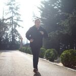 El ex presidente del Gobierno, Mariano Rajoy, en uno de sus paseos matutinos cuando era líder del Ejecutivo, en La Moncloa