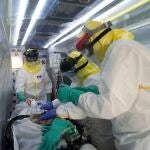 Equipo del SUMMA especializado en el traslado de pacientes críticos y de riesgo biológico.COMUNIDAD DE MADRID04/04/2020