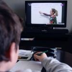 Un niño sigue desde el televisor de su casa, la programación educativa del canal CLAN de RTVE