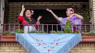 María Encarna y Amparo (d), vestidas con su refajo de huertana en el balcón de su casa de Murcia, en el día grande de las Fiestas de Primavera, el año pasado Coronavirus pandemia