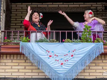 María Encarna y Amparo (d), vestidas con su refajo de huertana en el balcón de su casa de Murcia, en el día grande de las Fiestas de Primavera, el año pasado Coronavirus pandemia