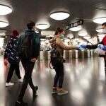 Voluntarios de Protección Civil y de Cruz Roja, en el Metro de Barcelona