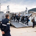 Marineros del portaaviones nculear "Charles De Gaulle" desembarcan para parar la cuarentena