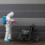Un sanitario desinfecta una silla de ruedas en el hospital Moscoso Puello, este jueves en Santo Domingo (República Dominicana). La República Dominicana acumula 3,755 contagios y 196 fallecimientos por Covid-19