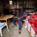 Balla Coullibaly dentro de su vivienda en un asentamiento de inmigrantes de Moguer