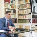 El presidente del Gobierno, Pedro Sánchez, durante una videoconferencia desde Moncloa