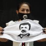 Detalle de una mascarilla de la marca el Chapo 701, que se entregan desde ayer a personas de la tercera edad en situación vulnerable, en apoyo ante la contingencia sanitaria del Covid-19 en la ciudad de Guadalajara, estado de Jalisco.