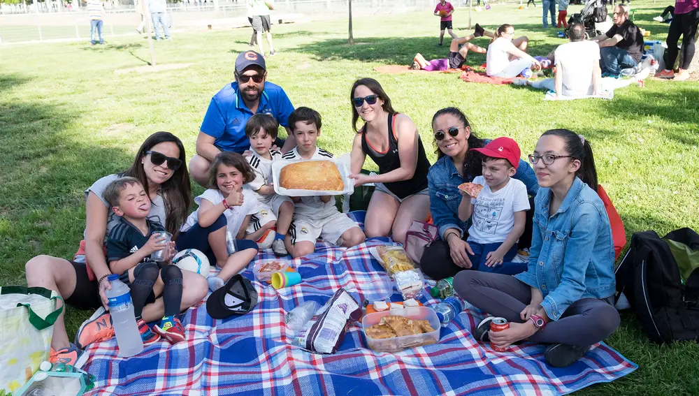 Una famtlia salmantina disfruta del hornazo típico del Lunes de Aguas el año pasado en la zona de la Aldehuela