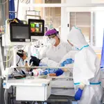 Sanitarios en el hospital "Gómez Ulla"