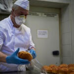 Un trabajador protegido con mascarilla