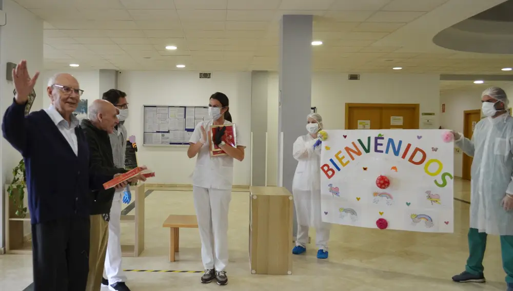 Regreso de unos residentes curados al Centro 'Joaquín Rosillo' de San Juan de Aznalfarache