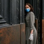 La presidenta de la Comunidad de Madrid, Isabel Díaz Ayuso, participa en un minuto de silencio por los fallecidos por el Covid-19, en Madrid