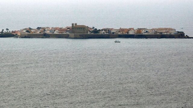 La Santa María es la encargada de abastecer desde Santa Pola a los algo más de 70 habitantes de la isla de Tabarca que desde el confinamiento por el COVID-19 sólo reciben su visita una vez a la semana con frutas,verduras,carne,pescado,pan y bebidas