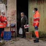 Voluntarios de la Cruz Roja atienden a un sintecho en Valencia