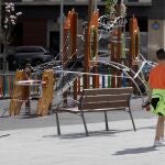 Un niño pasea el perro junto a un parque