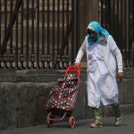 19 April 2020, Mexico, Mexico City: A woman wears a face mask to protect herself amid fears of coronavirus (COVID-19) spread, as she walks at Mexico City's Historical Center. Photo: Francisco Estrada/NOTIMEX/dpa19/04/2020 ONLY FOR USE IN SPAIN