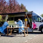 Dos profesionales sanitarios realizan pruebas de coronavirus en Middelharnis, en Países Bajos