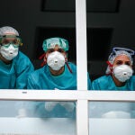 Varios sanitarios con protección EPI, mascarillas, gafas y guantes