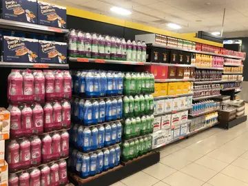 Lineal con las diferentes variedades de leche en botella de 1,5 litros Lineal con las diferentes variedades de leche en botella de 1,5 litros