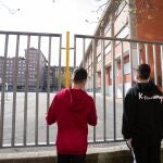 Dos adolescentes en la puerta del colegio