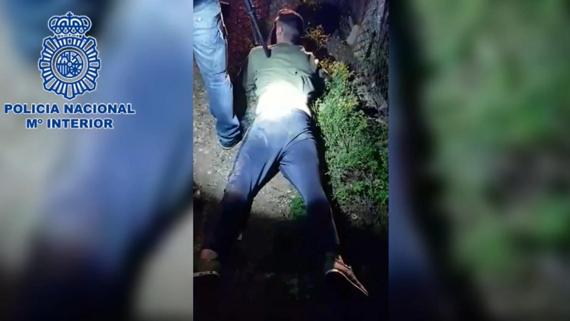 Momento en el que los agentes de la Policía Nacional detienen a un joven cuando intentaba huir