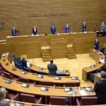 Los diputados comenzaron la sesión guardando silencio en memoria de los 1.112 fallecidos por coronavirus en la Comunitat Valenciana