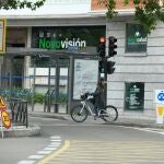 Una mujer se dirige a trabajar en una bicicleta para el uso público, en Madrid.