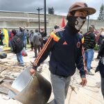 AME4524. BOGOTÁ (COLOMBIA), 21/04/2020.- Un hombre con una olla participa este martes en las protestas para pedir ayudas alimentarias por parte del Gobierno Nacional en las calles de Ciudad Bolívar, uno de los sectores más pobres de Bogotá (Colombia). Decenas de personas se "tomaron" la alcaldía local para exigirle al gobierno que entregue con rapidez las comidas que prometió para los más desfavorecidos durante la cuarentena por COVID-19. EFE/ Carlos Ortega