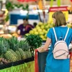 Imagen de recurso de una mujer haciendo la compraGOBIERNO07/04/2020