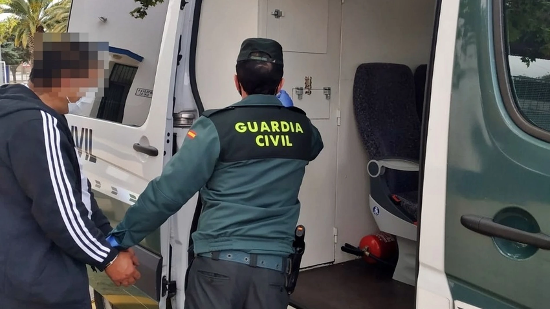 Sucesos.- Detenido un rumano por un homicidio en Portugal durante un control por el estado de alarma en Fuente de Cantos