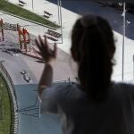 Una niña este jueves, observa desde su casa un parque de niños en Bilbao. Los niños de hasta catorce años podrán salir una hora diaria a la calle, desde las nueve de la mañana y hasta las nueve de la noche, a partir del próximo domingo, acompañados de un adulto, a un máximo de un kilómetro de sus casas y con sus propios juguetes, pero no podrán ir al parque. Lo ha explicado el vicepresidente de Derechos Sociales y Agenda 2030, Pablo Iglesias, en la rueda de prensa junto el ministro de Sanidad, Salvador Illa, en la que ha pedido que los niños eviten salir en las horas punta, cuando hay más gente en la vía pública. EFE/LUIS TEJIDO