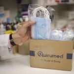 Un farmacéutico muestra mascarillas a la venta