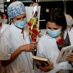 Cataluña celebra Sant Jordi en plena pandemia