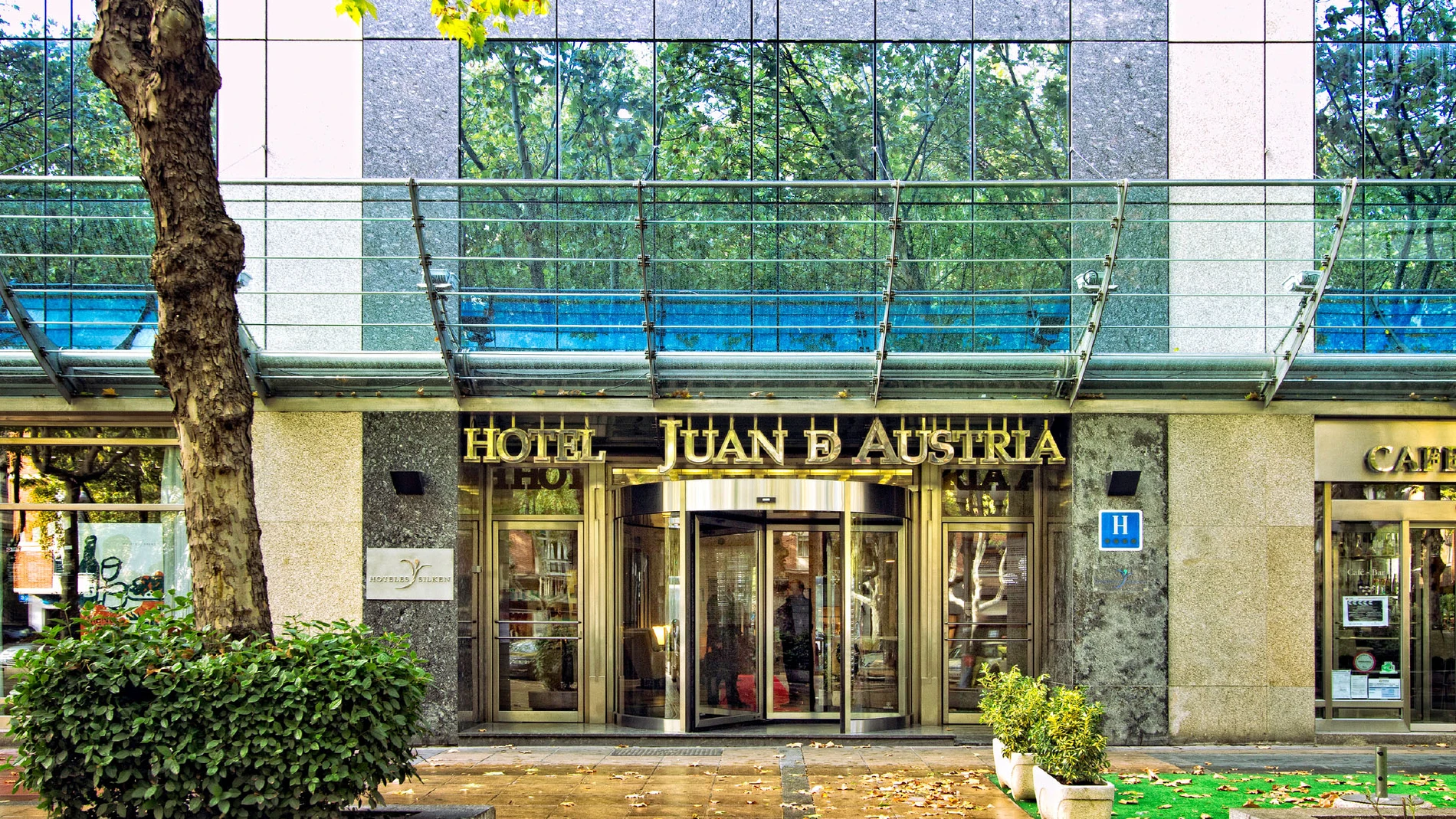 Entrada del Hotel Silken Juan de Austria de Valladolid