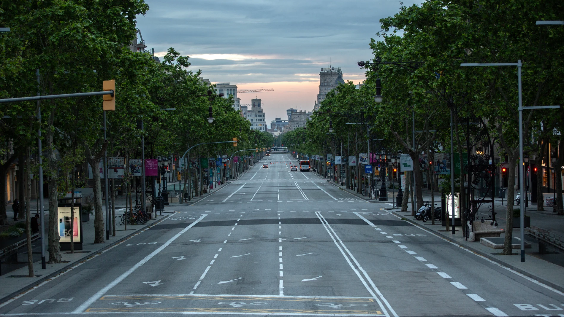 Barcelona amanece vacía en Sant Jordi