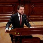El vicepresidente de la Generalitat y conseller de Economía, Pere Aragonés, durante una de sus intervenciones ante el pleno del Parlament que este viernes celebra el debate final de los presupuestos de la Generalitat para 2020. EFE/Job Vermeulen