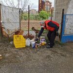 Un voluntario de Cruz Roja Castilla y León realiza una entrega de comida