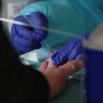 U sanitario toma una muestra de sangre para realizar un test en A Estrada (Pontevedra)