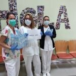 Personal de una residencia de mayores de Castilla y León junto a parte de la donación de Supermercados Gadis